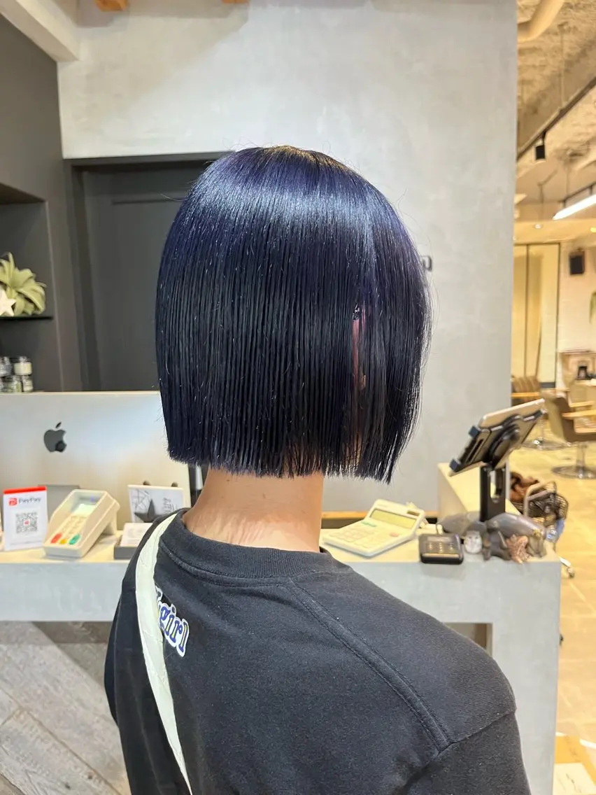 カラー ショートボブ ブリーチ ブルーカラー ネイビーカラー ボブ 多河 遥のヘアスタイル