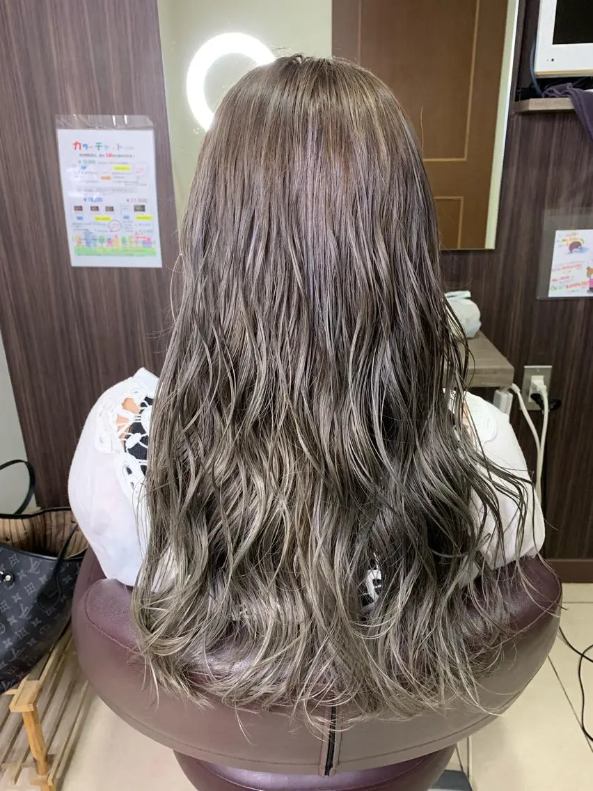 人気NO.3 ダメージレスブリーチカラー➕極潤トリートメント(ロング料込み)の写真
