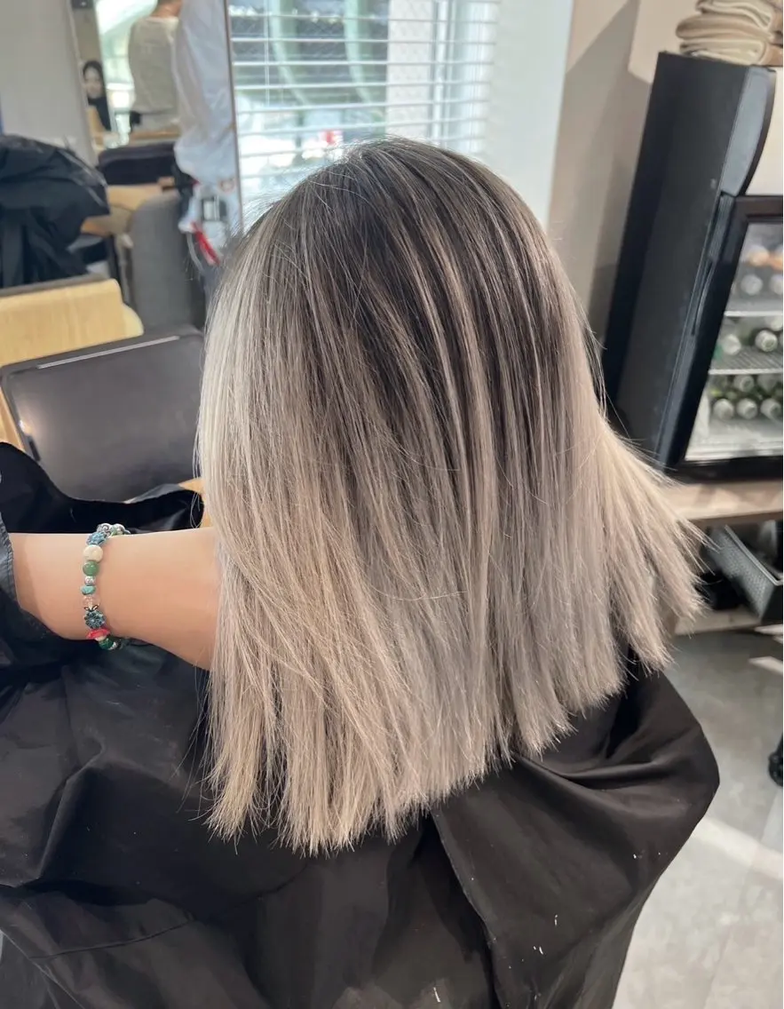 ショート カラー バレイヤージュ シルバー ホワイトシルバー レイヤーカット 指名数No.1 /NAOYAのヘアスタイル