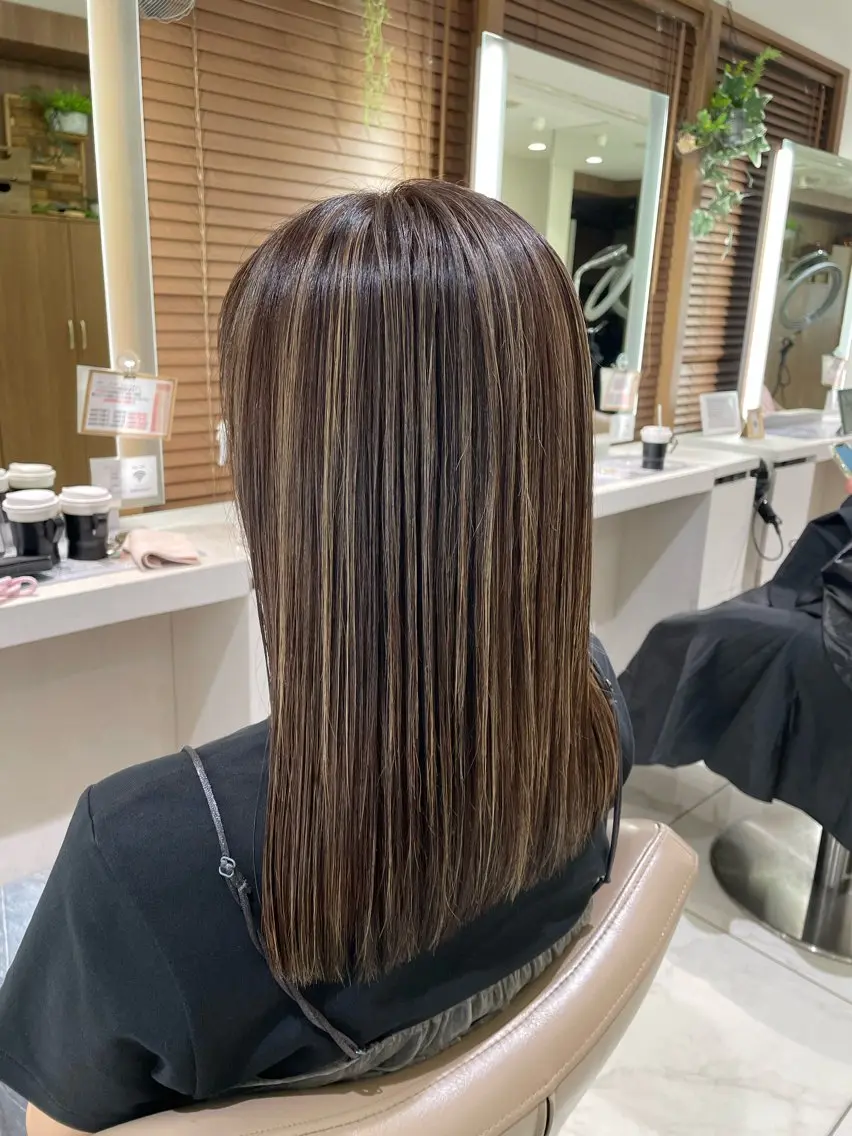 ロング カット ヘアカラー 清藤綾/脱白髪染め 白髪ぼかしハイライトのヘアスタイル
