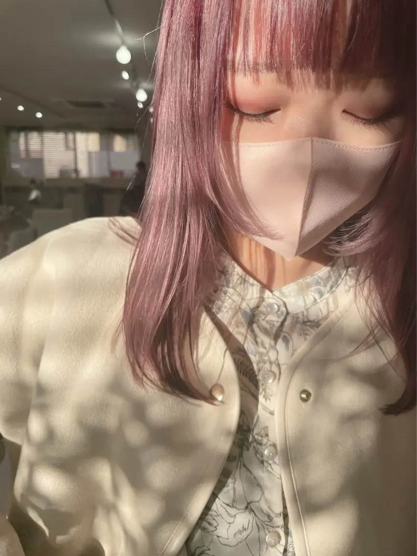 セミロング カラー ベージュカラー ピンクカラー ピンクベージュ レッドカラー SHOEI／艶カラー /レイヤーカットのヘアスタイル
