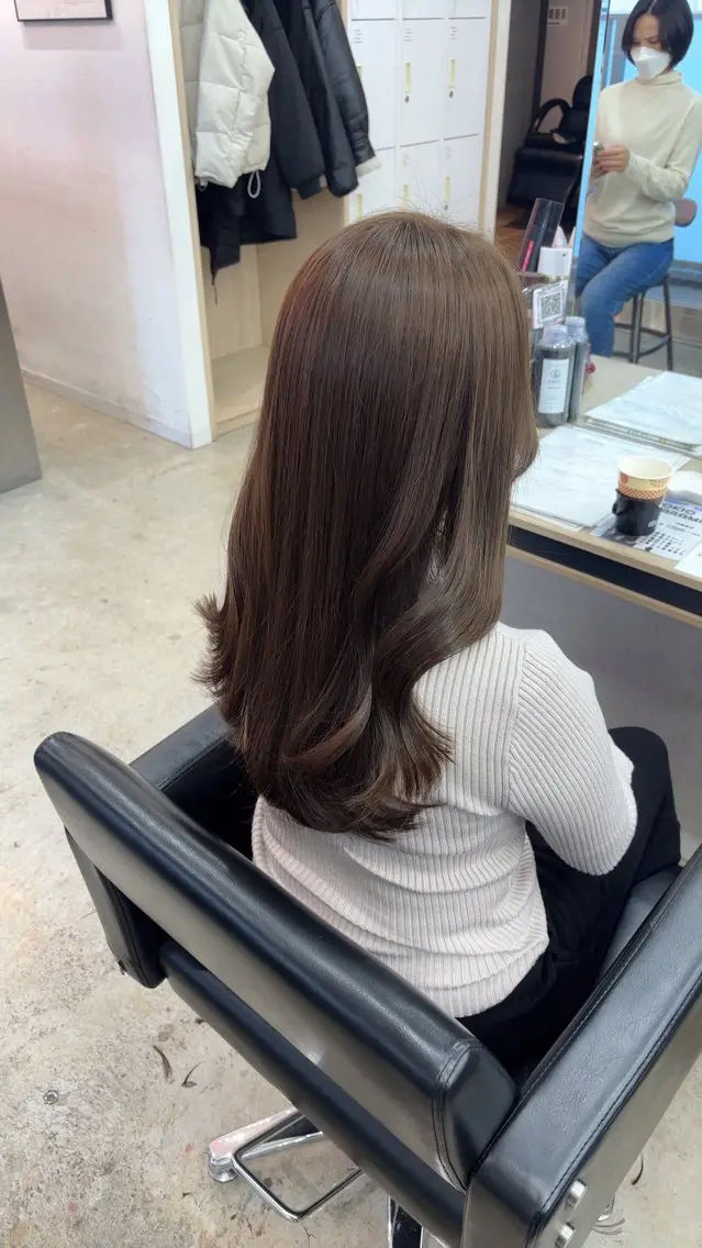 セミロング カラー カット ヘアカラー トリートメント 🪽髪質改善矯正 🤍MIU🤍のヘアスタイル