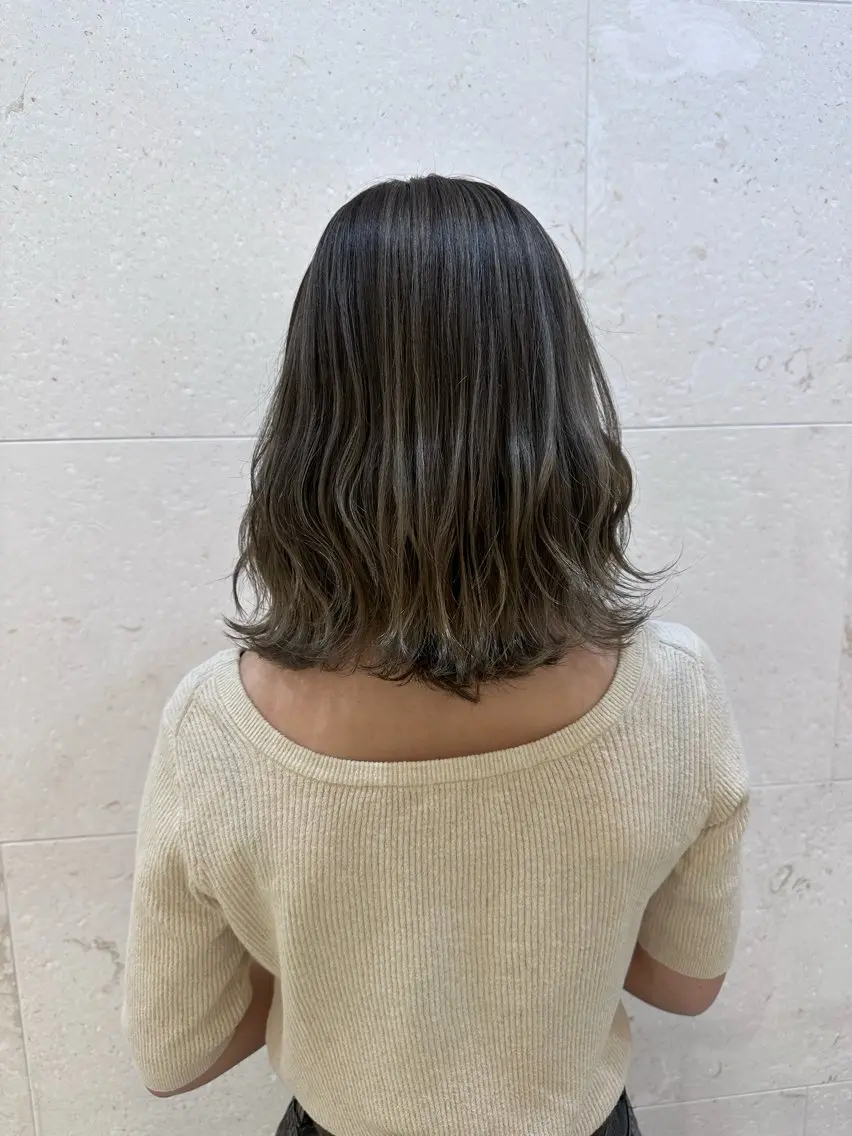 セミロング カラー バレイヤージュ レイヤーカット 安田 柚月のヘアスタイル