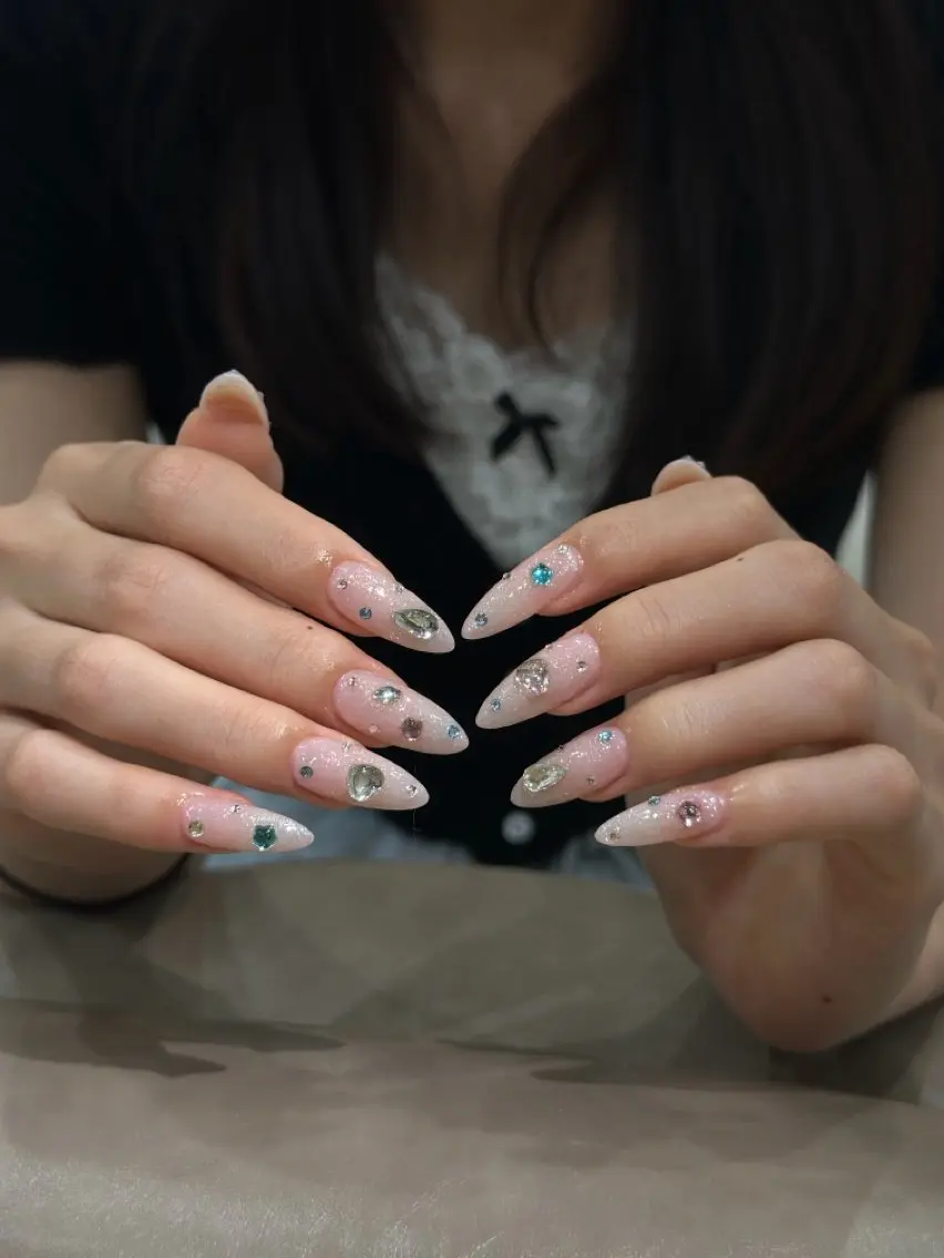 ネイル 氷ネイル・うるうるネイル キラキラネイル 韓国ネイル ラメ(グリッター) ロングネイル ハンドネイル 🎀AURA Nailsalonのネイルデザイン
