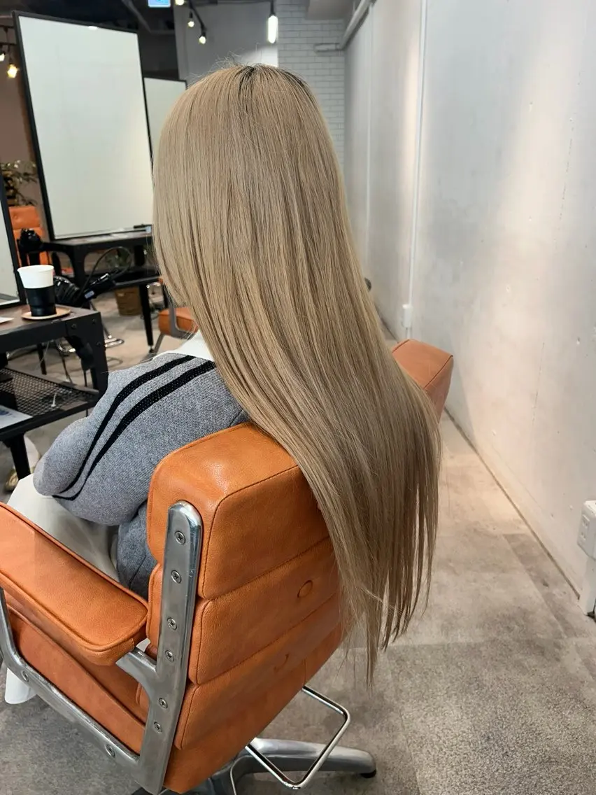ミディアム カラー ベージュカラー ミルクティーベージュ カット ヘアカラー トリートメント ウルフカット レイヤーカット上柿のヘアスタイル