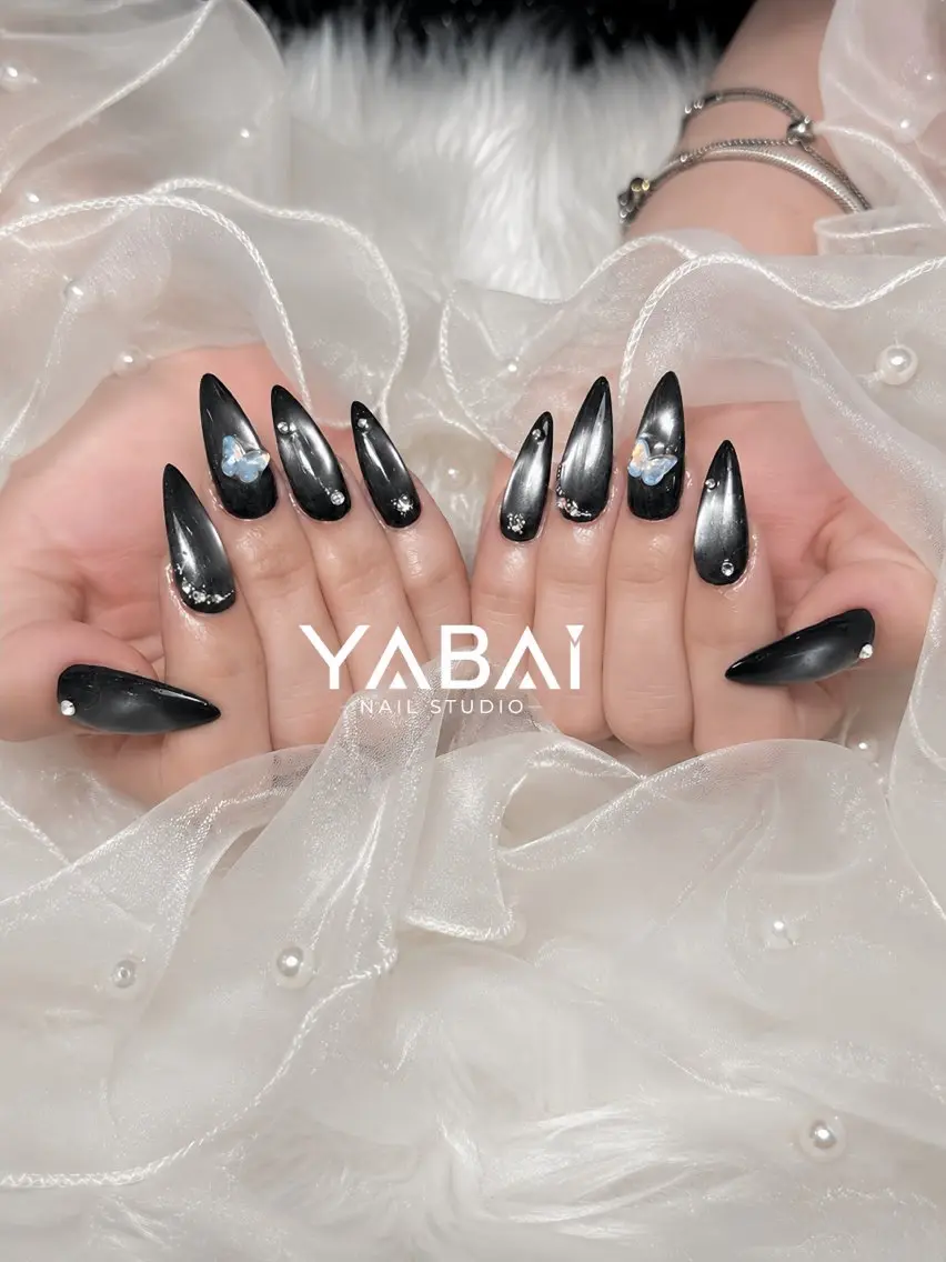 ネイル オーロラネイル キラキラネイル ロングネイル マグネットネイル シルバー YABAI NailStudioのネイルデザイン
