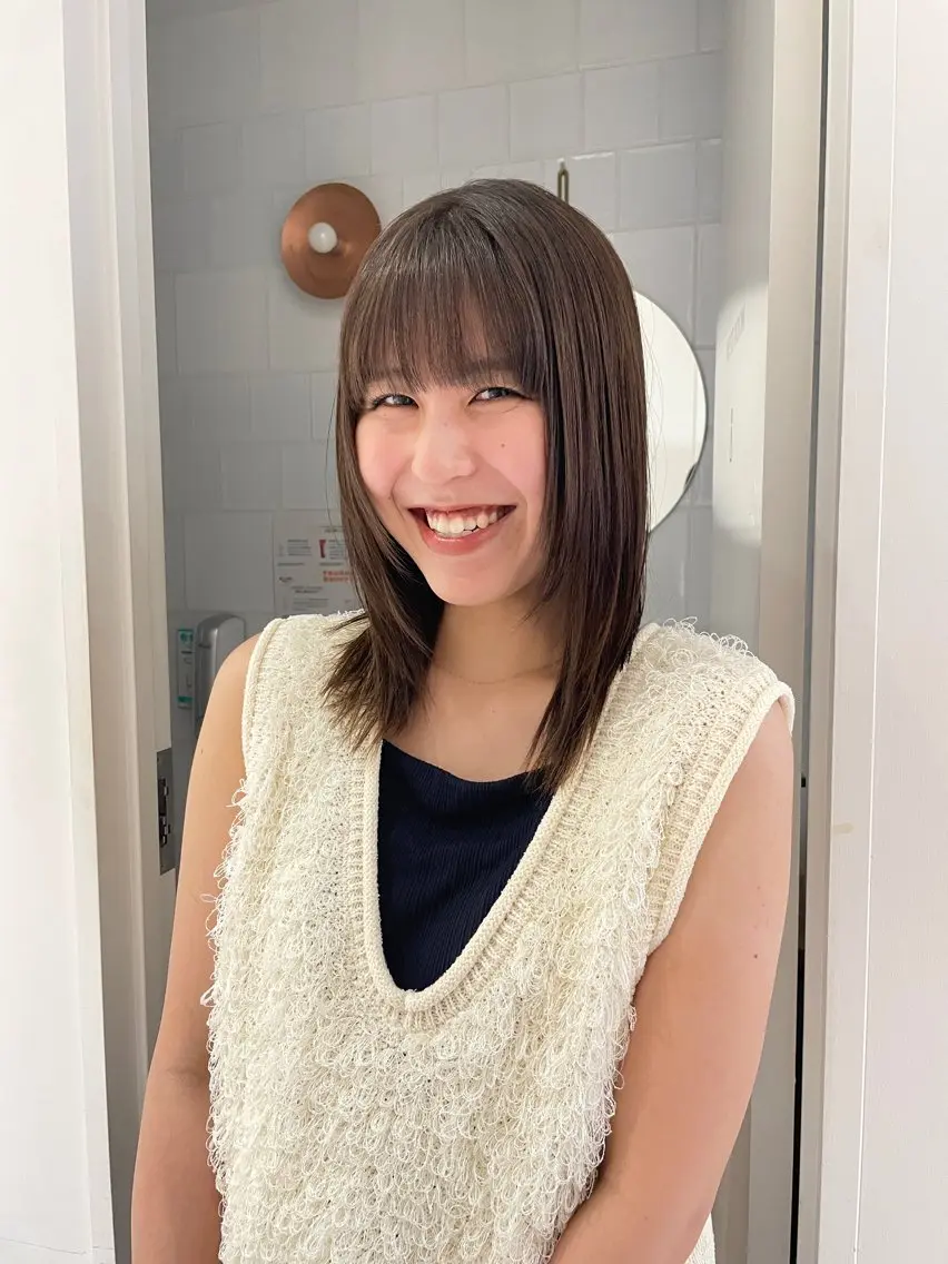 ミディアム カラー ベージュカラー 透明感カラー オリーブベージュ 顔まわりレイヤー 顔周りカット アサカ/透明感カラー /レイヤーカットのヘアスタイル