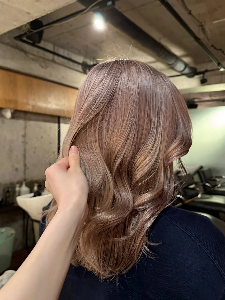 ミディアム ブリーチカラー/ブロ ンドレイヤーカットのヘアスタイル