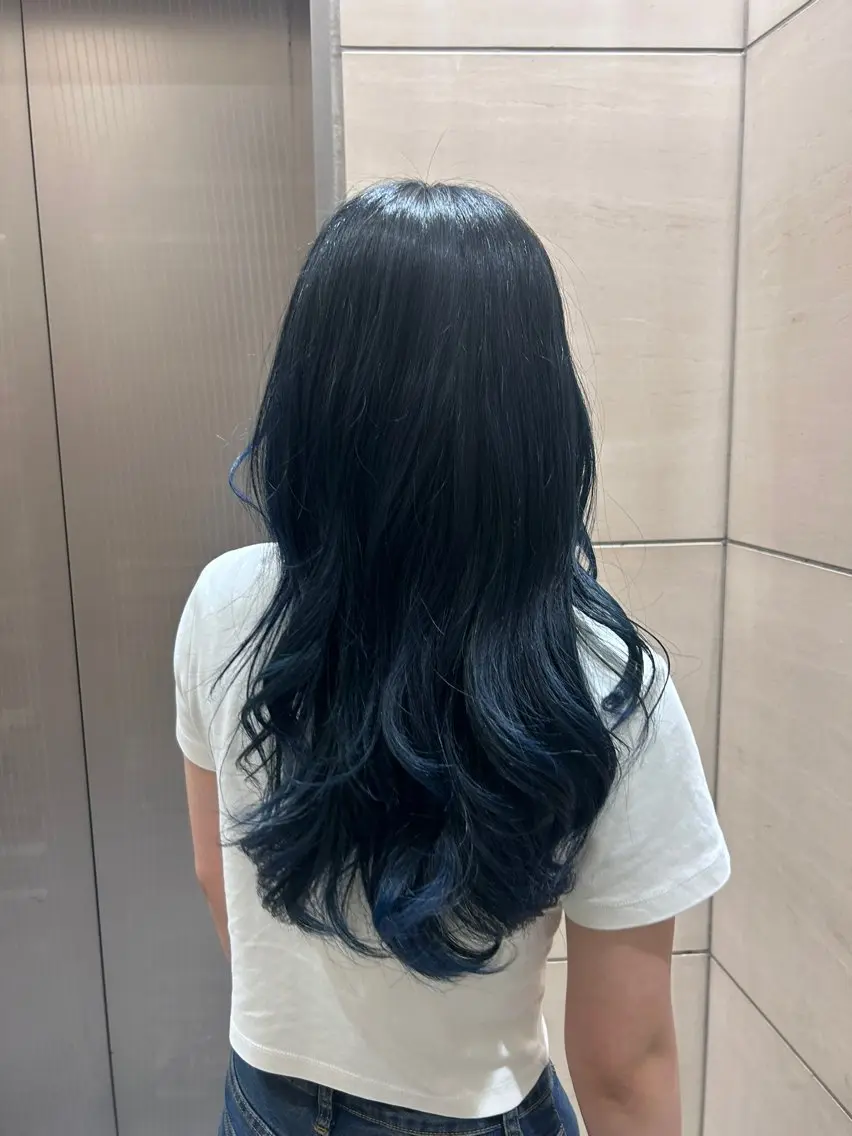 ロング カラー ブリーチ ブルーカラー ヘアカラー トリートメント abilita MIYUのヘアスタイル