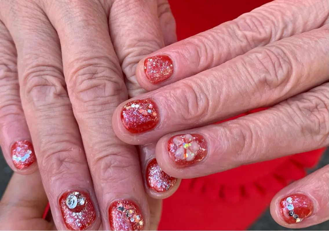 ネイル フラワーネイル キラキラネイル 赤色 ハンドネイル R nailのネイルデザイン