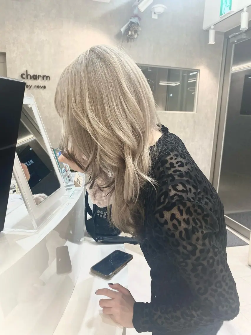 セミロング カラー ベージュカラー ブラウンカラー シルバー ホワイトベージュ レイヤーカット カット ヘアカラー トリートメント 竹井俊介/ブリーチ /海外レイヤーのヘアスタイル