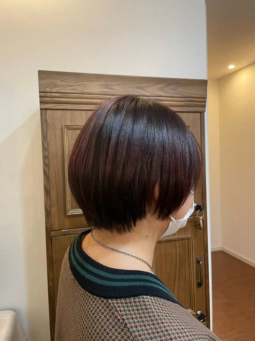 ショート カラー ブリーチ ボルドーカラー ブリーチなしカラー 伊藤 舞実のヘアスタイル
