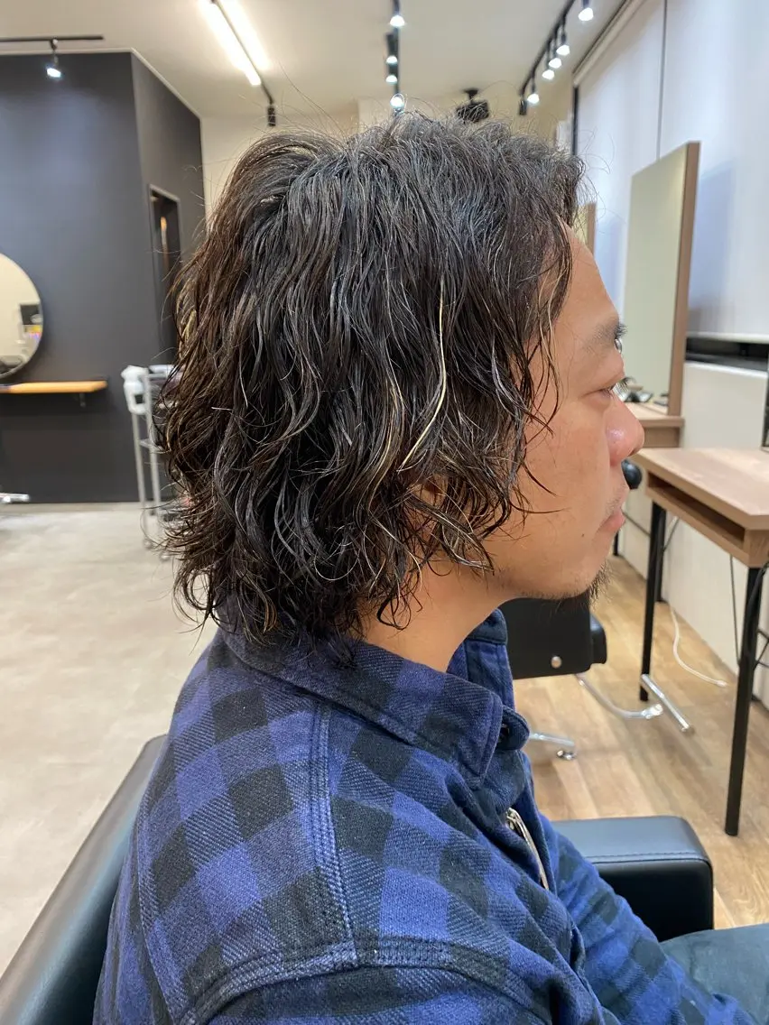 ロング パーマ メンズ メンズパーマ ツイストスパイラルパーマ メンズウルフカット ウルフカット スパイラルパーマ カット パーマ BLEACHi高崎店 /湯浅泳作のヘアスタイル