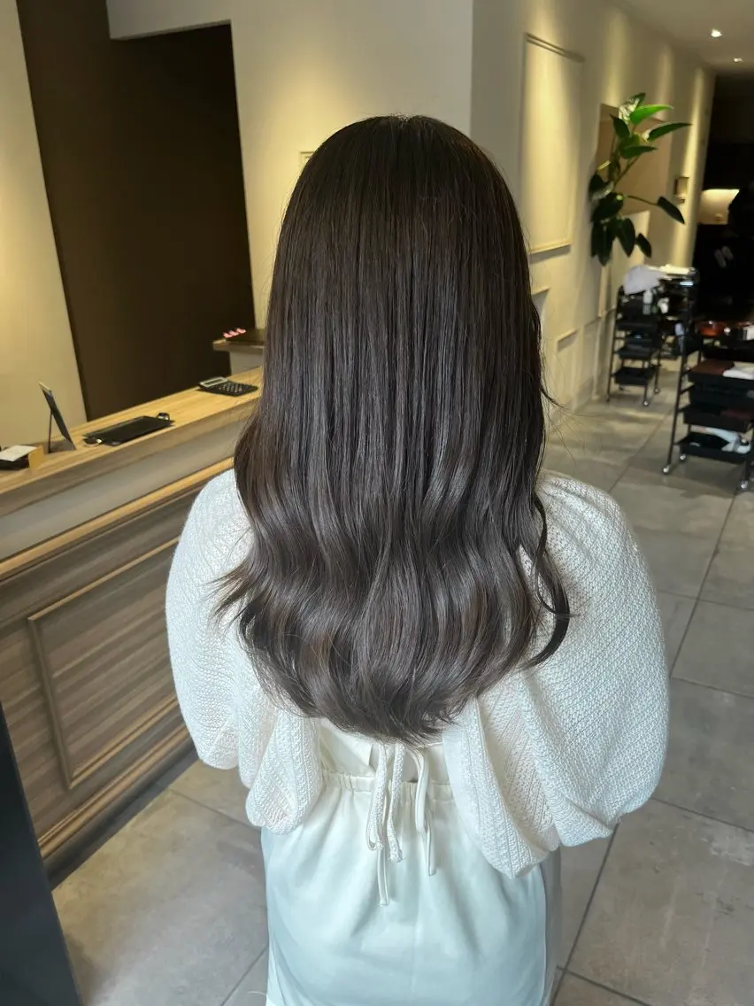 ロング カラー グレージュ 川越 輝梨奈のヘアスタイル