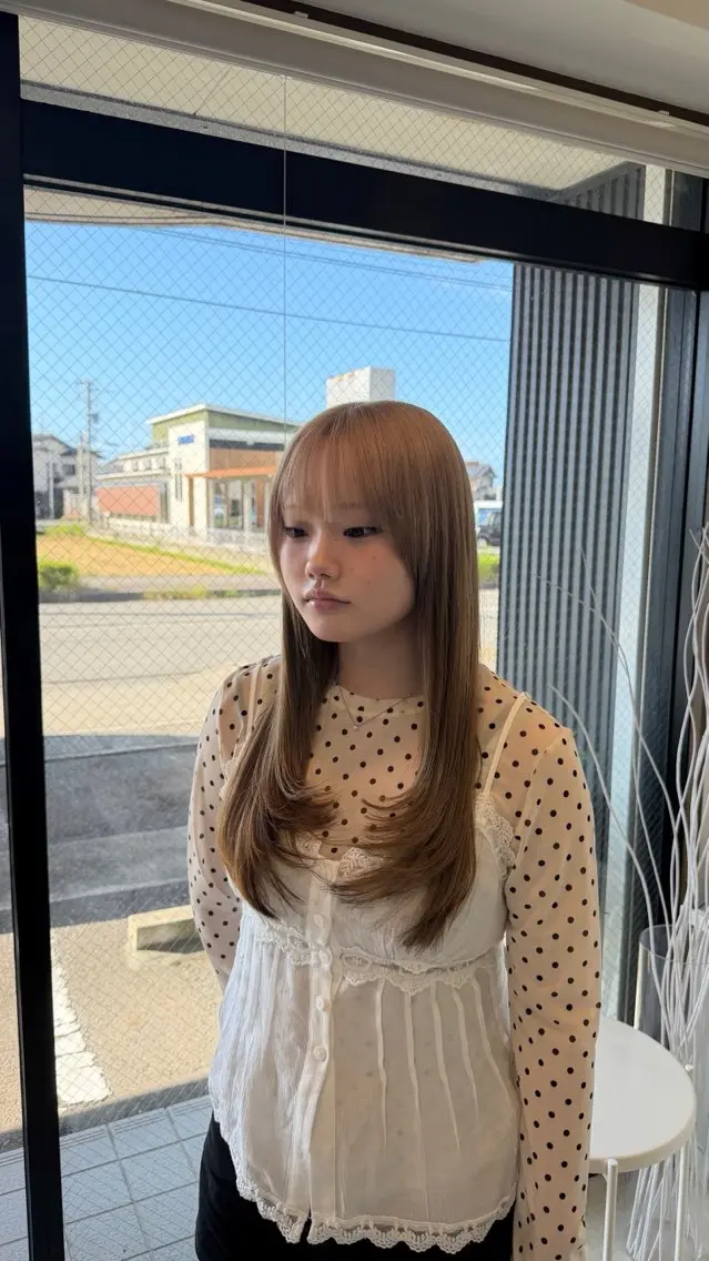 ロング 山岸 彩乃のヘアスタイル