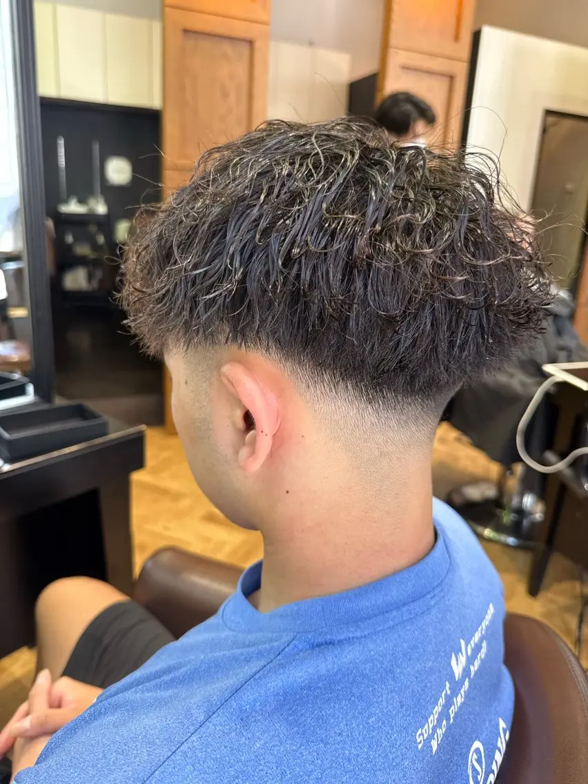 ショート パーマ メンズ フェードカット メンズパーマ 波巻きパーマ 溝口 槙里也のヘアスタイル