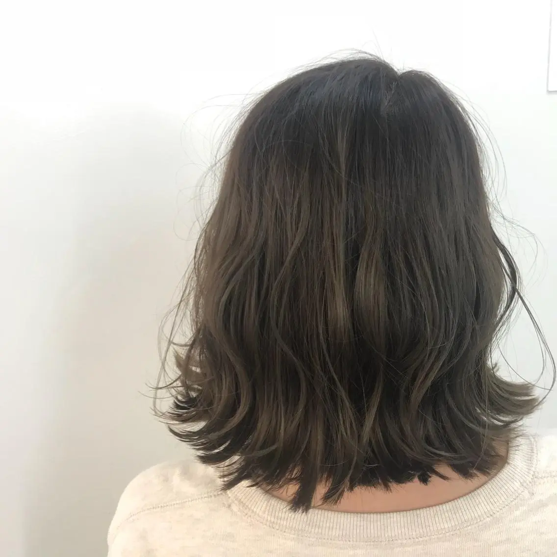 ミディアム カラー ベージュカラー 透明感カラー フォギーベージュ Rayt hair レイトヘアーのヘアスタイル