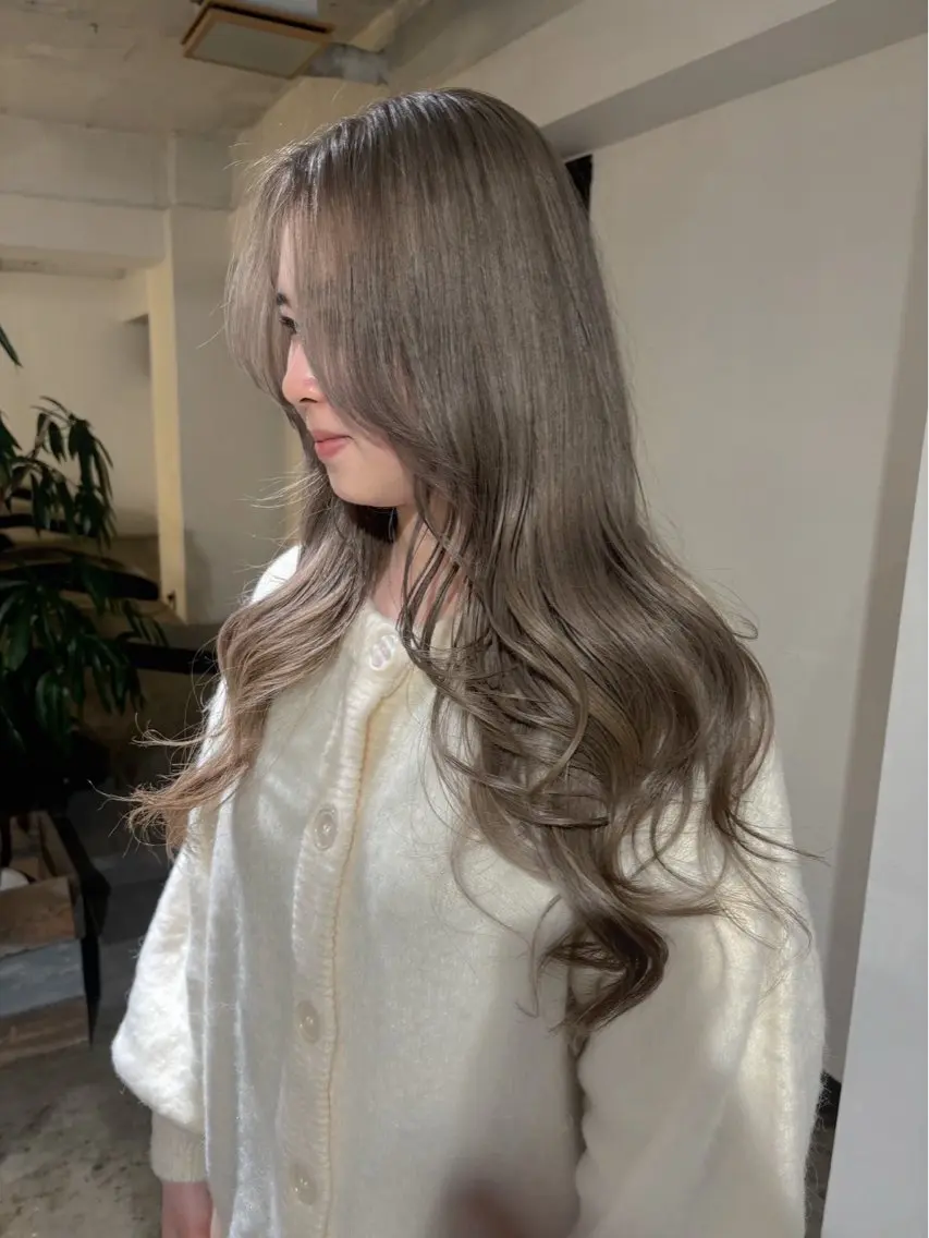ロング カラー ベージュカラー ブリーチ 透明感カラー ミルクティーベージュ ヘアカラー トリートメント ナチュラルカラー/ ハイトーン AMIのヘアスタイル