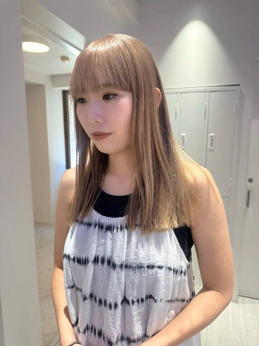 セミロング カラー ベージュカラー ブリーチ ブロンド ブロンドベージュ ヘアカラー トリートメント Ami/艶カラー/ レイヤー/ハイトーンのヘアスタイル