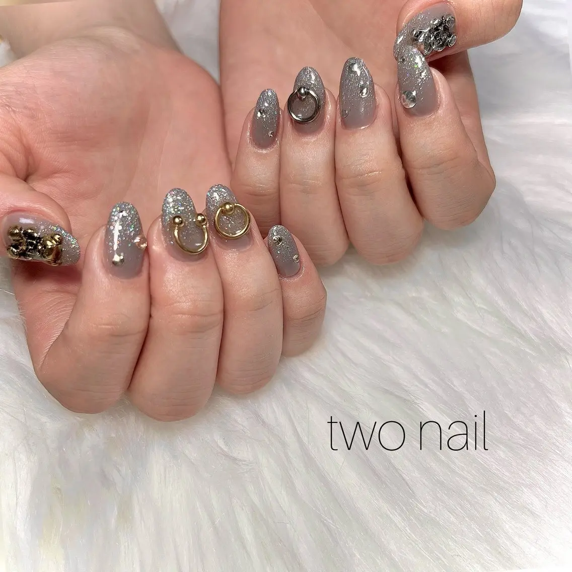 ネイル キラキラネイル ネイルチップ ホワイト ハンドネイル two nailのネイルデザイン