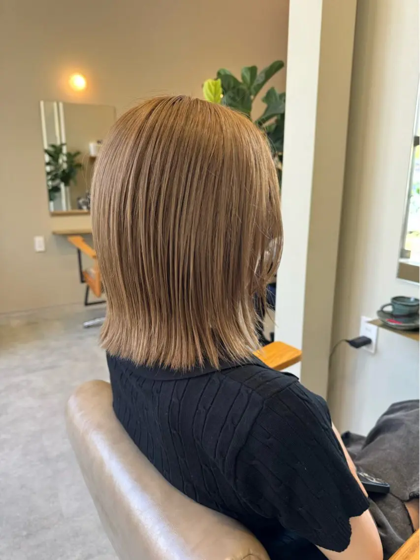 ミディアム カラー 切りっぱなしボブ ベージュカラー ハイトーンカラー ボブ カット ヘアカラー トリートメント MASA マサのヘアスタイル