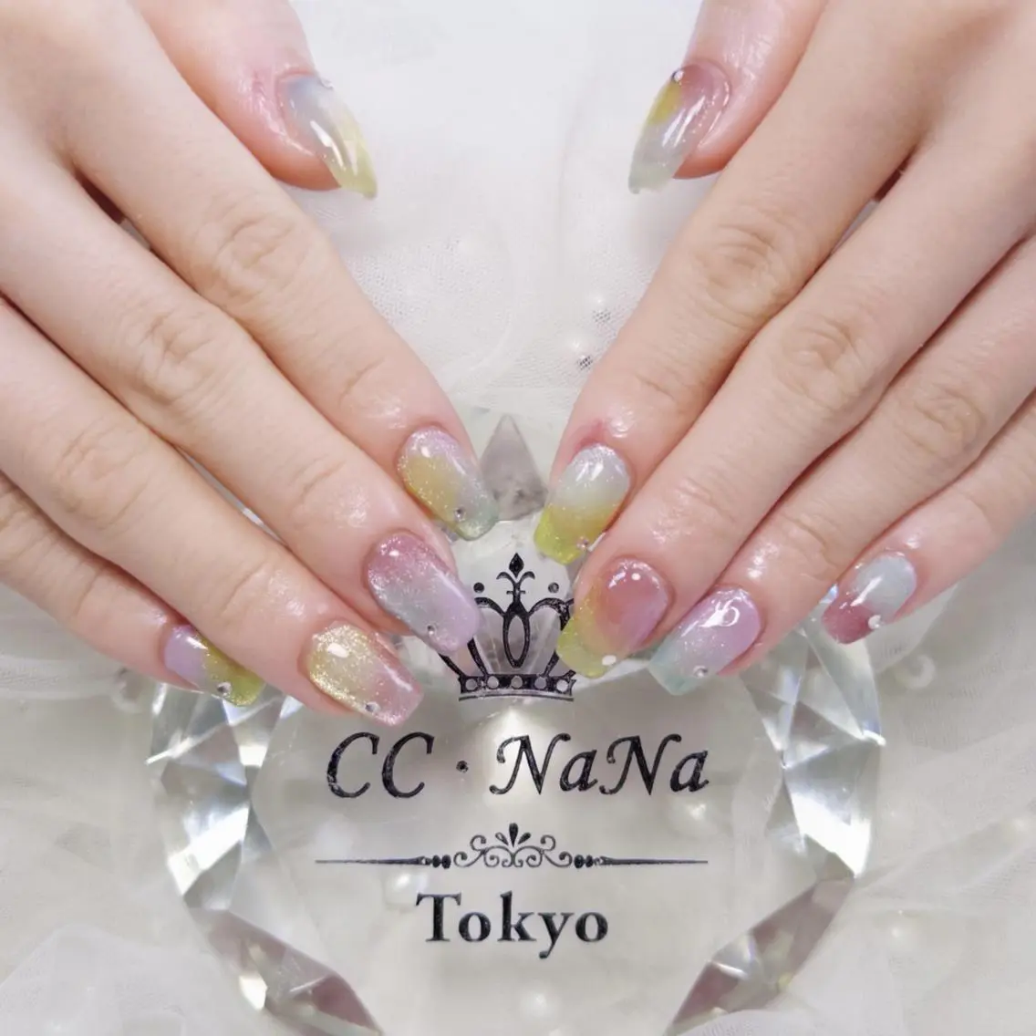 ネイル オーロラネイル ブルー ジェルネイル グリーン 氷ネイル・うるうるネイル ハンドネイル 💎CC・NaNa 韓国風ネイル🌙Cのネイルデザイン