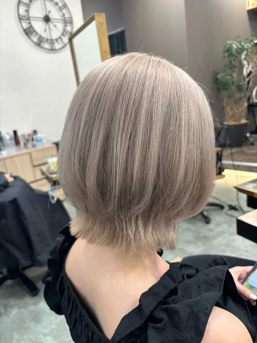 ショート ヘアカラー 市毛 結菜のヘアスタイル