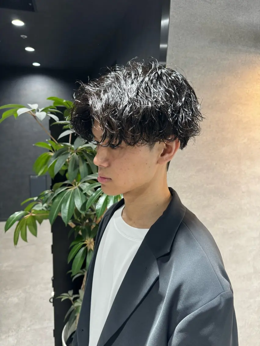 ショート カラー パーマ ヘアアレンジ メンズ メンズブリーチ センターパート メンズハイライト メンズハイトーン マッシュ カット パーマ トリートメント ヘッドスパ ヘアセット スパイキー/フェザー /波巻き/かいとのヘアスタイル