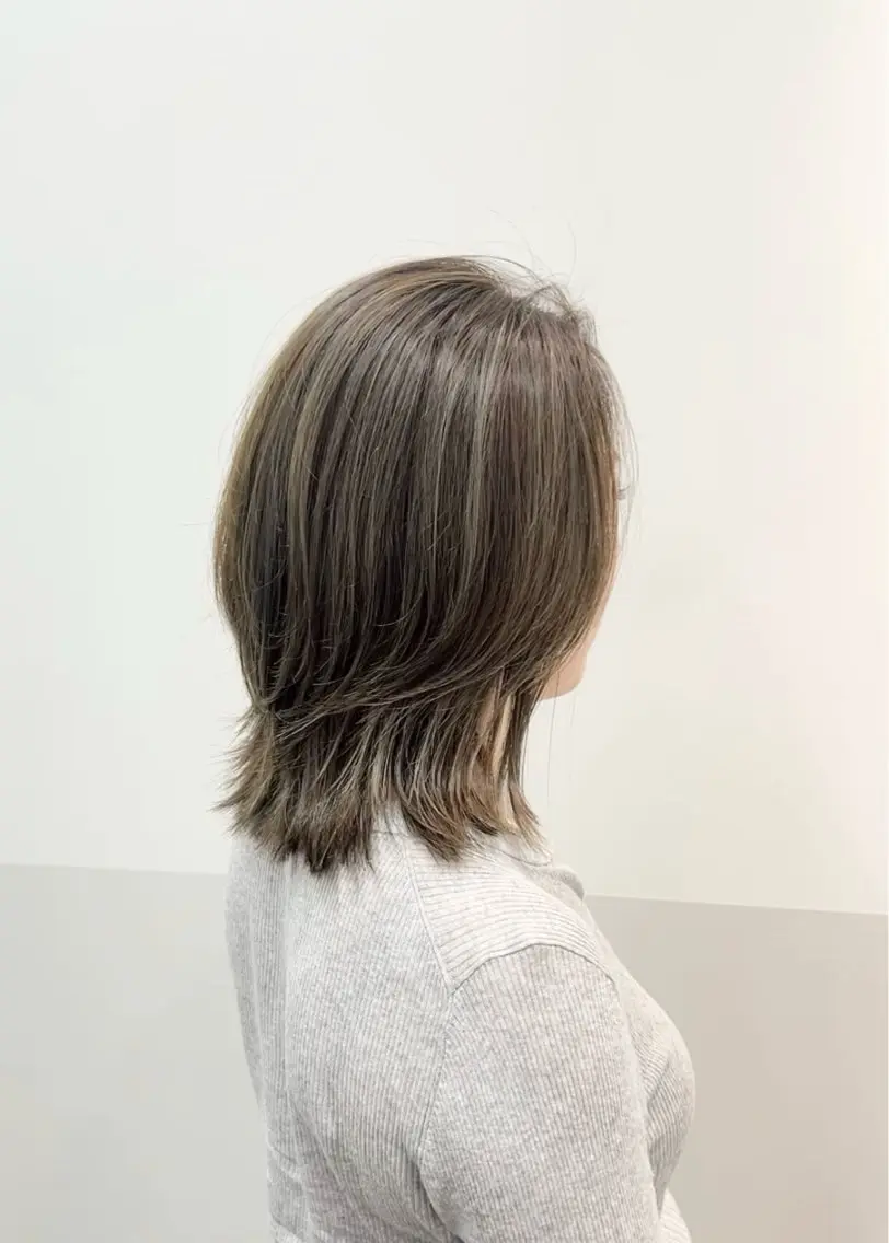 ミディアム カラー ヘアアレンジ ベージュカラー ハイライトカラー オリーブベージュ くびれヘア ハイライト カット ヘアカラー 似合わせレイヤー/ 美髪縮毛矯正/ミナエのヘアスタイル