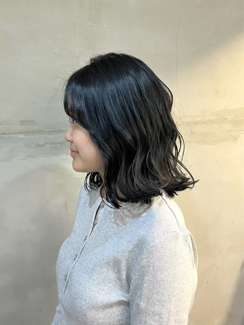 ミディアム アッシュ 中尾咲音垢抜けカット お任せくださいのヘアスタイル