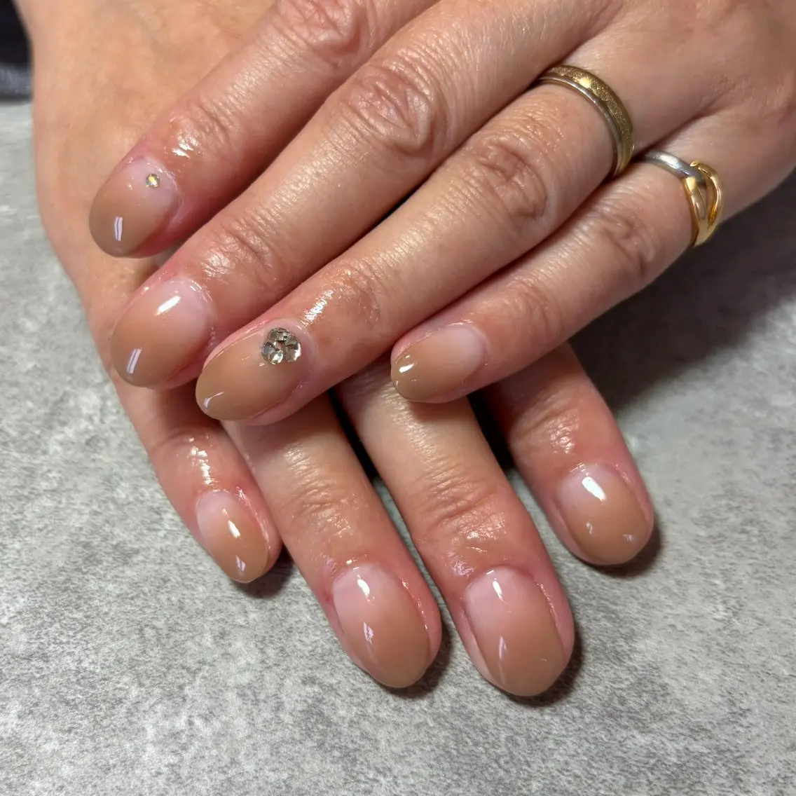 ネイル ブラウン グラデーション ストーンネイル ハンドネイル Sun Brown Mireiのネイルデザイン