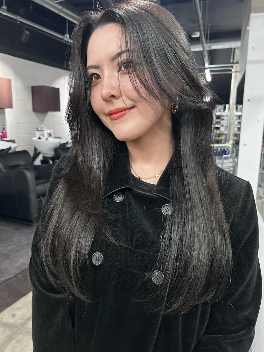 ロング カラー 透明感カラー ダークグレー 顔まわりレイヤー 顔周りカット レイヤーカット カット ヘアカラー Pia ツボイ ケイタのヘアスタイル