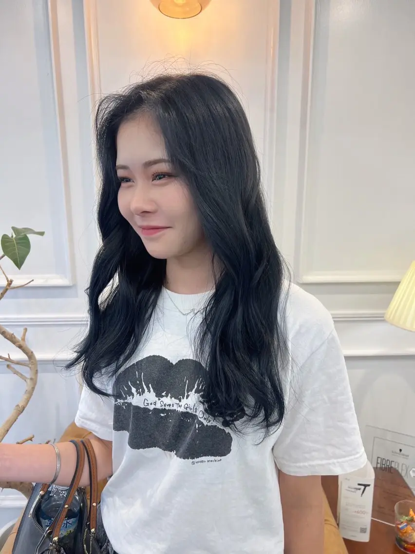 ロング カラー 黒髪 ブルーカラー ブルーブラック SANA推し美容師 CHISA🍒のヘアスタイル