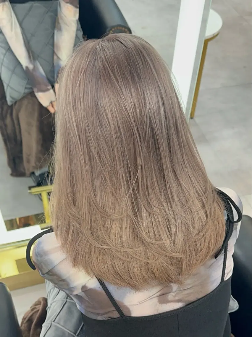 セミロング ヘアカラー 韓国風 白髪ぼかし NAOTOのヘアスタイル