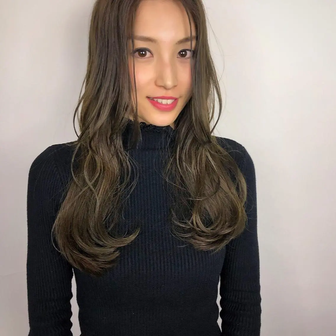 ロング カラー アッシュ 透明感カラー 顔周りカット レイヤーカット トリートメント カット ヘアカラー トリートメント 山中 直輝のヘアスタイル