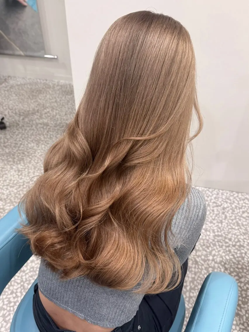 ロング くびれヘア 顔まわりレイヤー 顔周りカット 髪質改善 ヨシンモリ カット ヘアセット 🤍ブリーチなしカラ ー/riri🤍のヘアスタイル