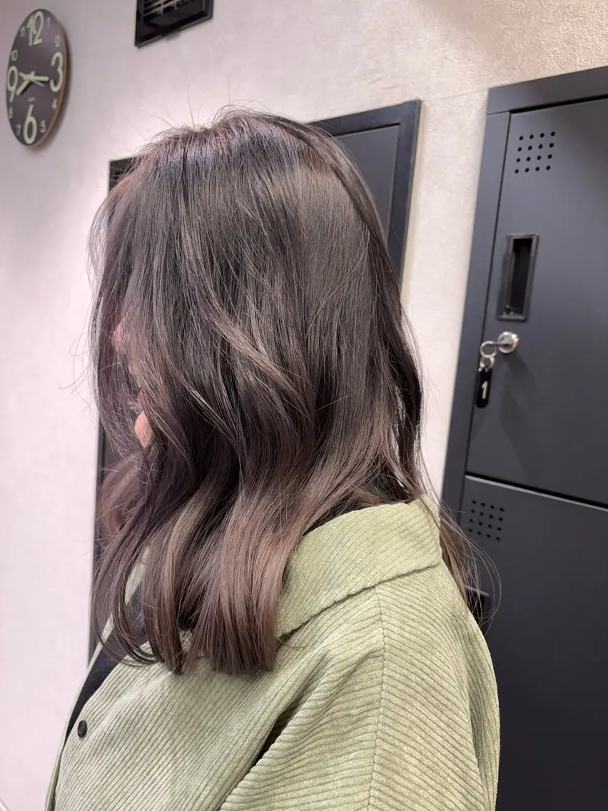 ミディアム アッシュ 髪質改善 縮毛矯正 トリートメント 酸熱トリートメント ヘアカラー カラーモデル募集 ✨🤍モモハ🤍✨のヘアスタイル