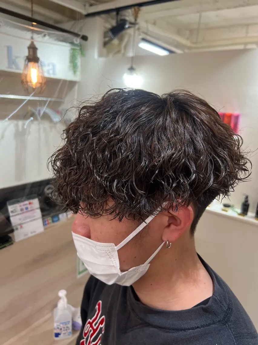 ミディアム パーマ メンズ ミディアムパーマ メンズパーマ 波巻きパーマ カット パーマ メンズカットパーマ ✂️ JOYAのヘアスタイル