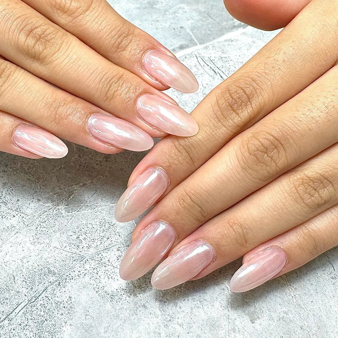 ネイル ミラーネイル ピンク シンプルネイル ホワイト ハンドネイル ANNE綾瀬店 𝓜𝓲𝓴𝓾のネイルデザイン