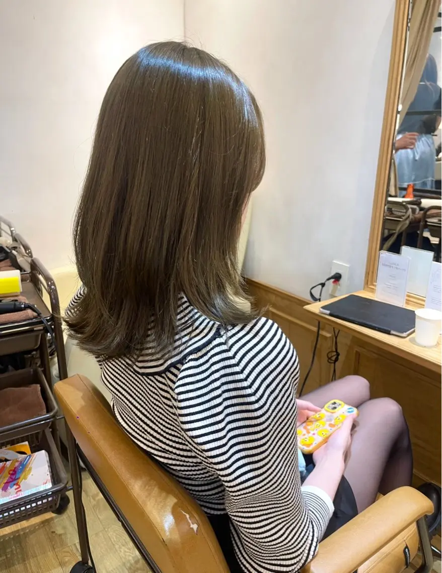 セミロング カラー 髪質改善| ブリーチ 絹髪🦋shukaのヘアスタイル