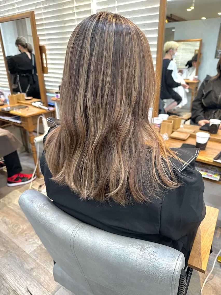 セミロング カラー ベージュカラー ハイライトカラー 外国人風カラー ハイライト カット ヘアカラー トリートメント 🤍2nd🤍田所 美希のヘアスタイル