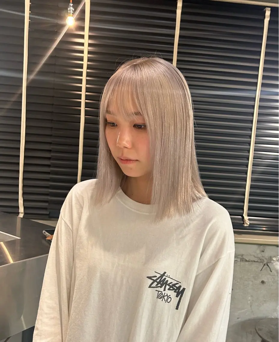 ミディアム カラー ベージュカラー ブリーチ ハイトーンカラー ホワイトベージュ カット ヘアカラー 海外レイヤー /NAGISAのヘアスタイル