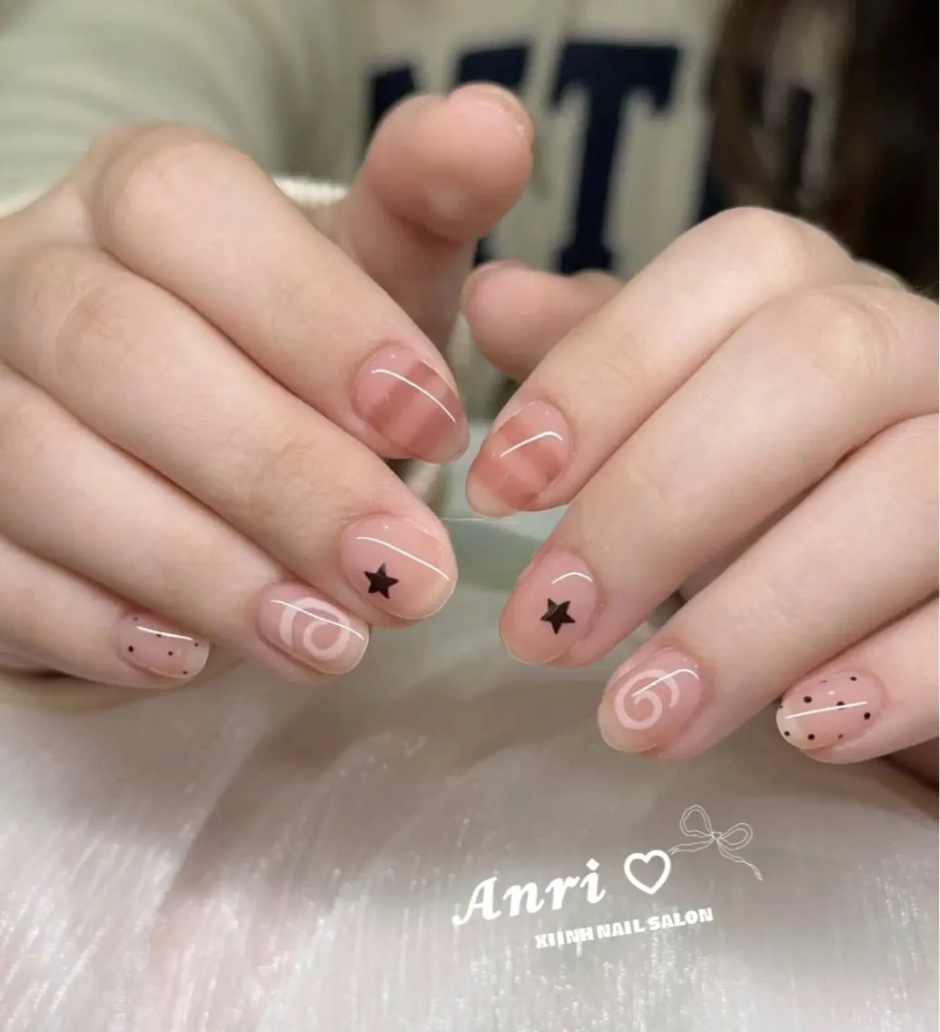 ネイル チークネイル 長さ出し フットネイル ジェルネイル 卒業式 𝓐𝓷𝓻𝓲 XiinhNailのネイルデザイン