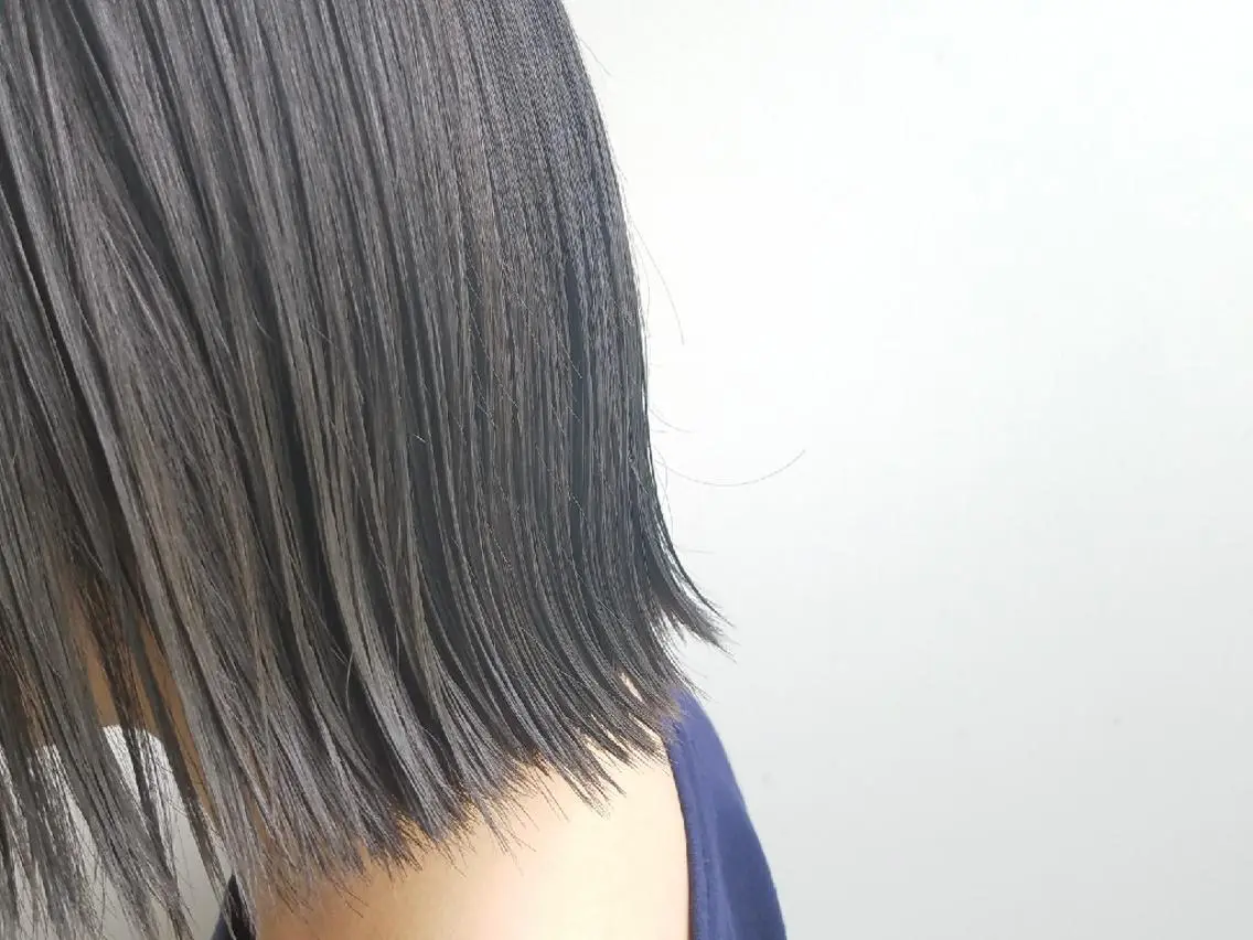 ショート カラー 切りっぱなしボブ 黒髪 ブルーカラー ブルーブラック ボブ iplus　眉毛と まつげパーマ専門店のマツエク・マツパデザイン