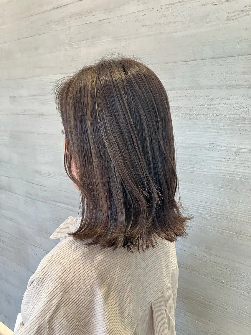 ミディアム カラー ベージュカラー ハイライトカラー オリーブベージュ ハイライト ヘアカラー サキ🤍ハイトーン 🩰くびれ巻きヘアのヘアスタイル