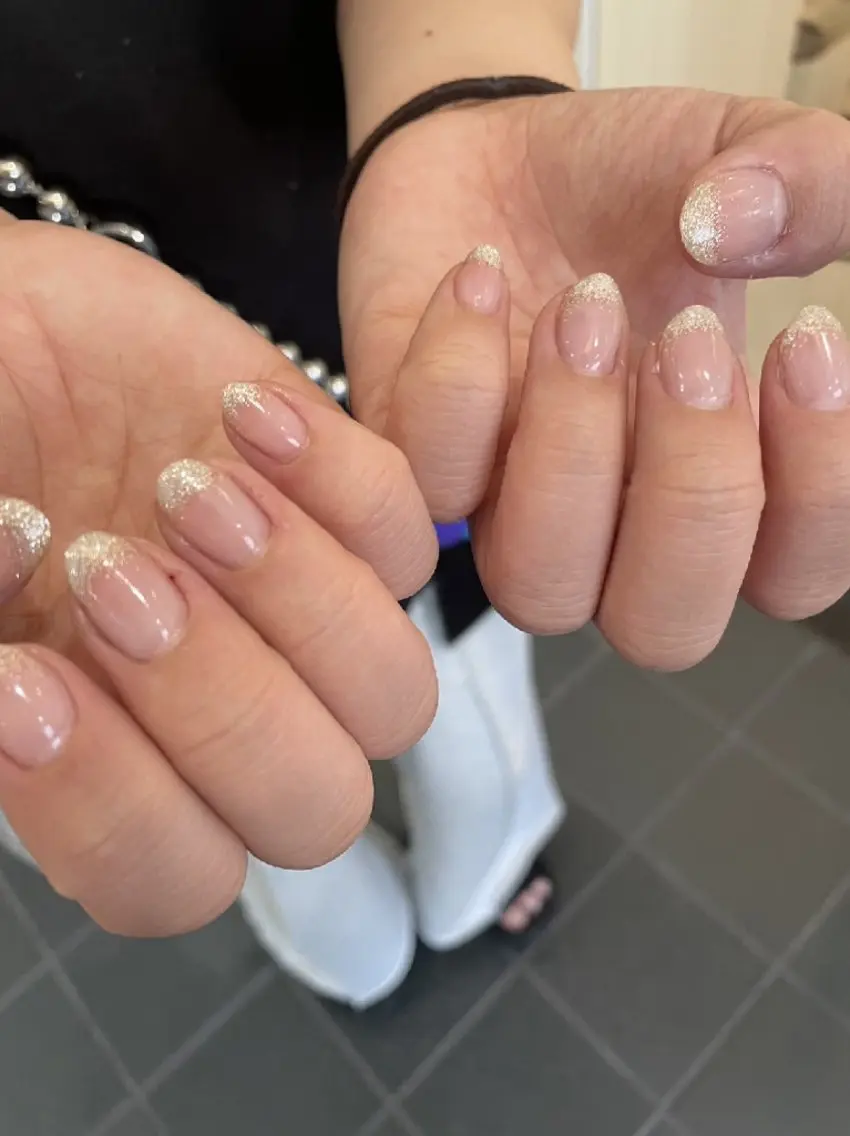 ネイル グラデーション ラメ(グリッター) ラメグラデーション シルバー ハンドネイル ハンドケア 心斎橋Salon Epokkuのネイルデザイン