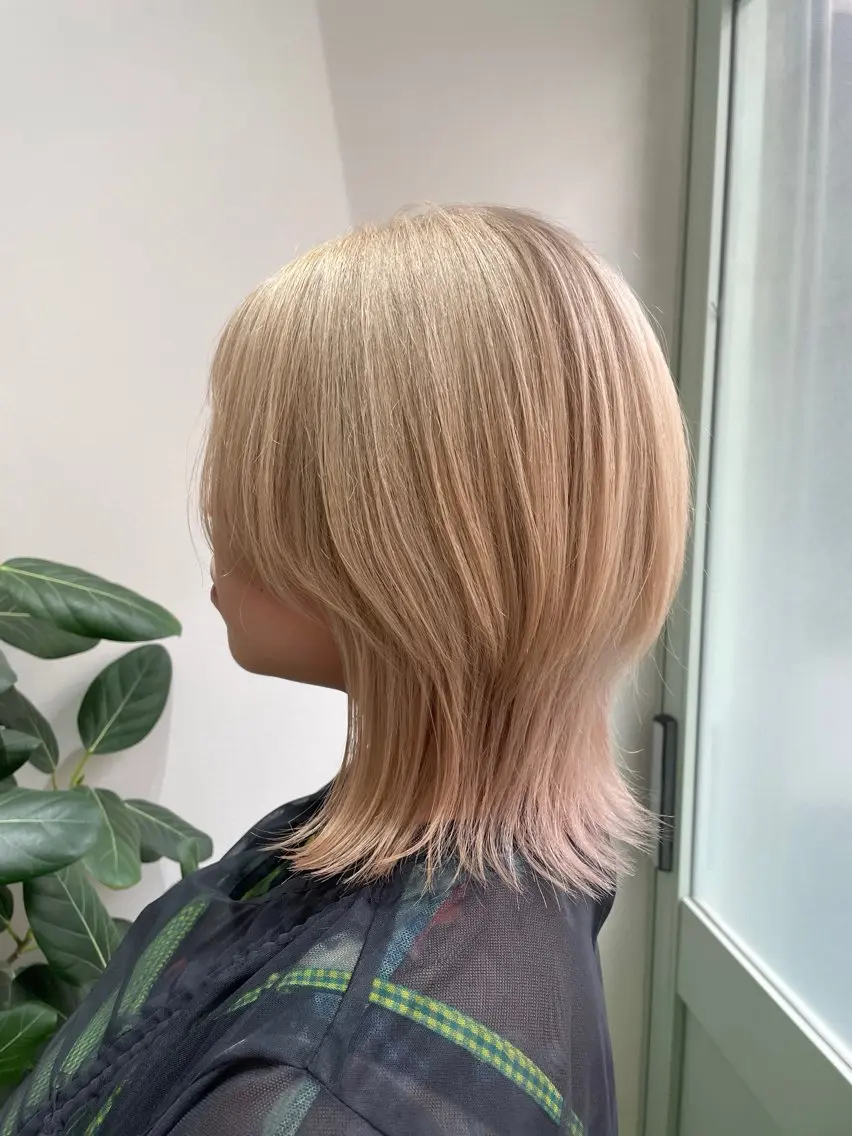 ミディアム カラー ブロンド ウルフカット サワタ ミサのヘアスタイル