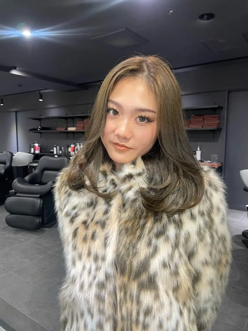 ミディアム カラー アッシュ ベージュカラー ブリーチ 透明感カラー ダブルカラー カット ヘアカラー レイヤー /髪質改善/ariのヘアスタイル