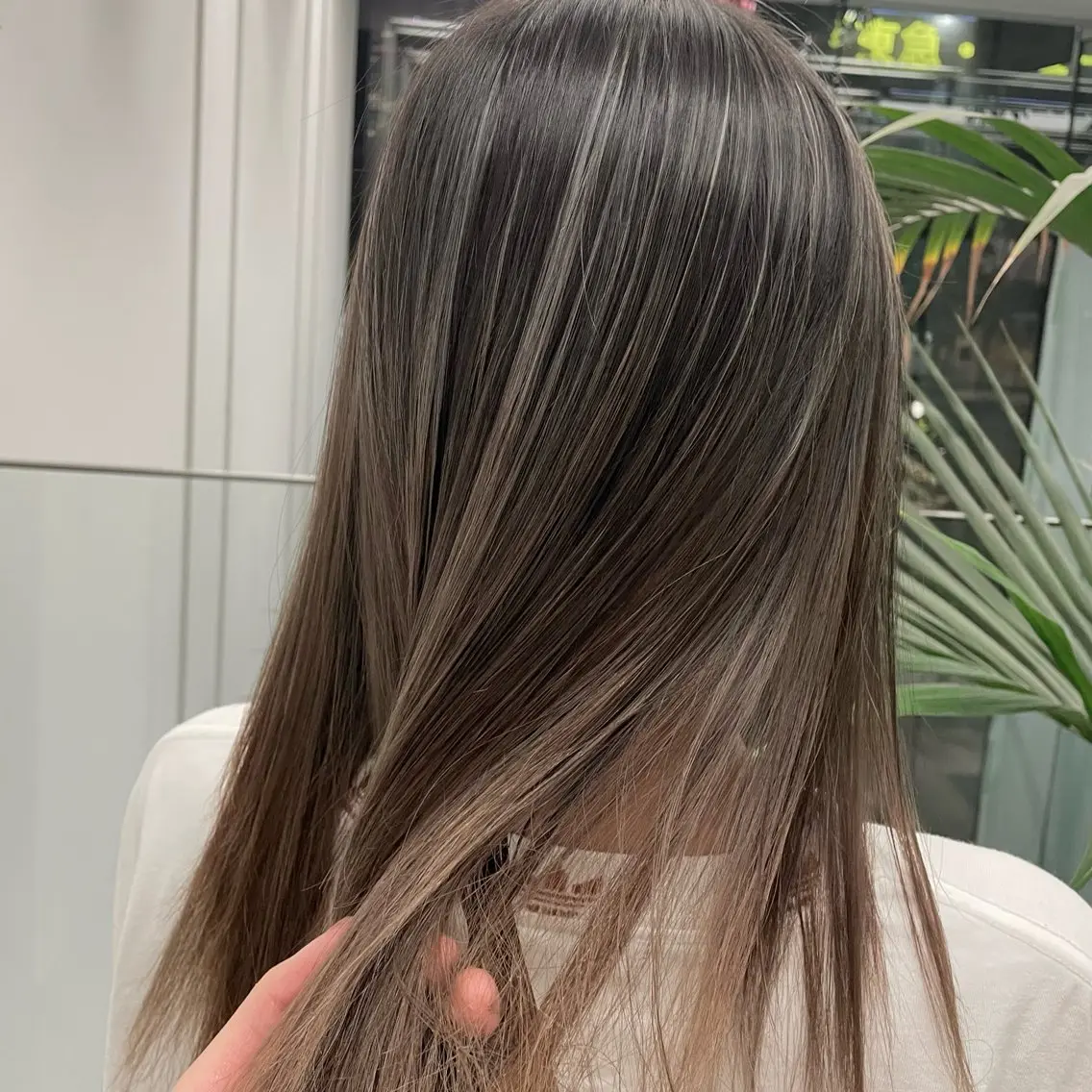 セミロング カラー バレイヤージュ レイヤーカット ひなた あゆみのヘアスタイル