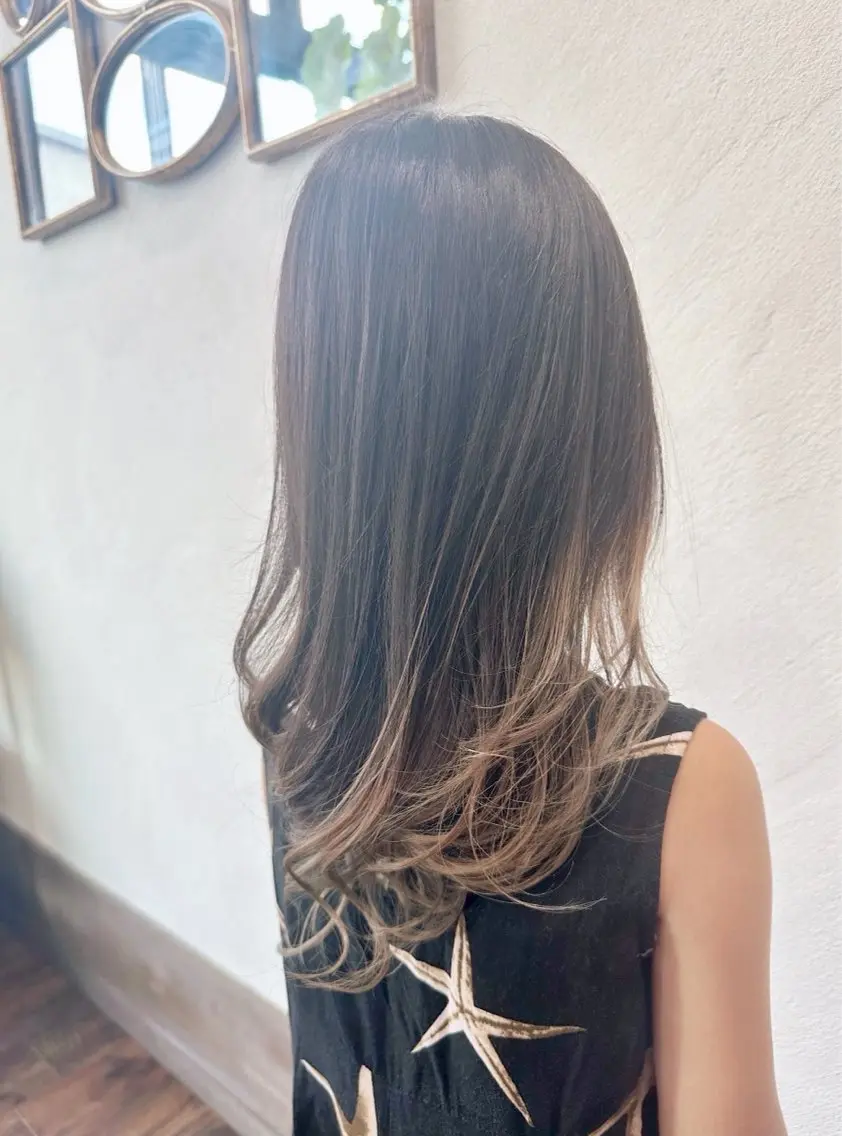 セミロング 對比地 茜のヘアスタイル